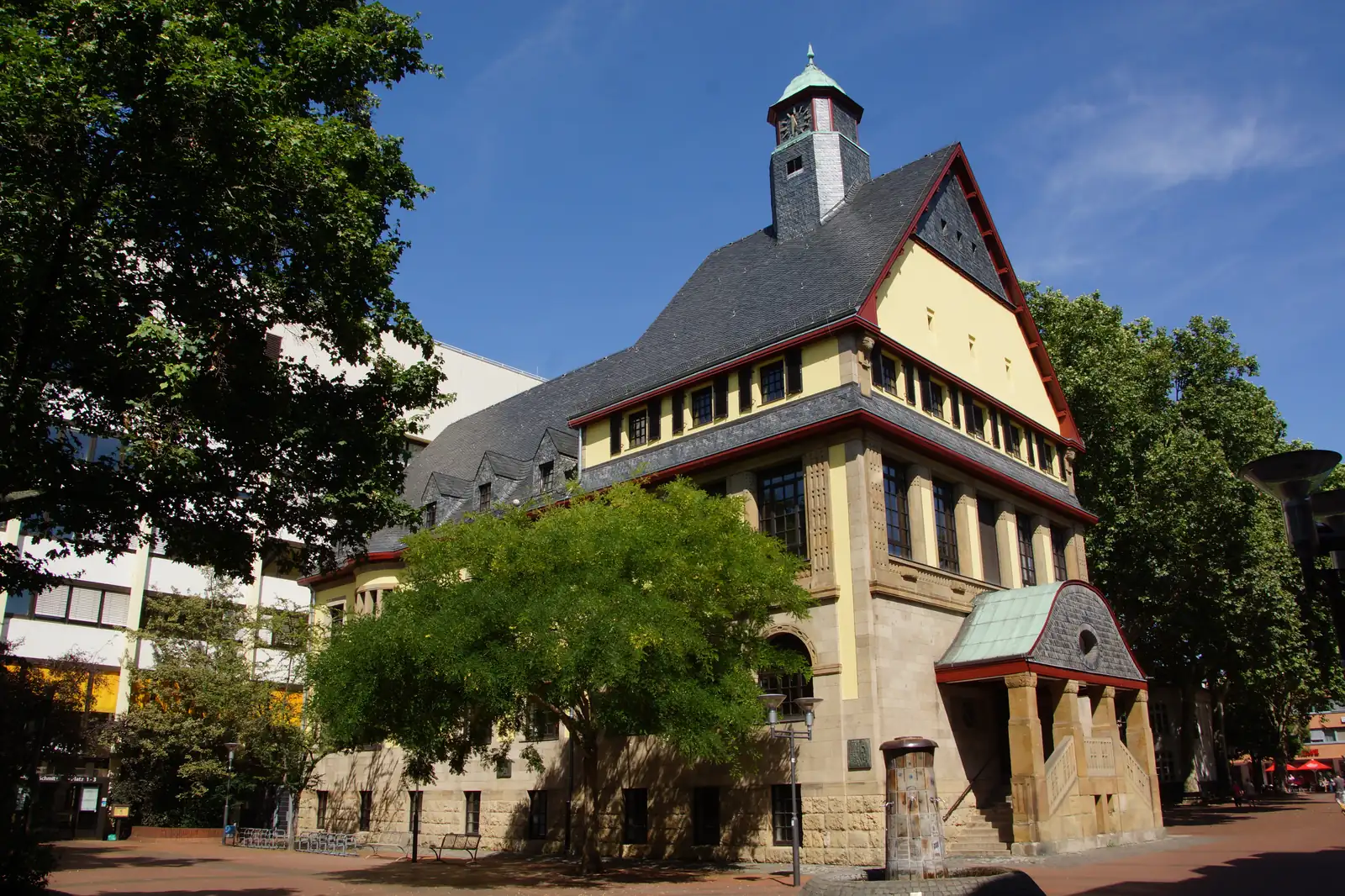 Altes Rathaus in Frechen; Dom TT Bau saniert Häuser in Hürth und Frechen.