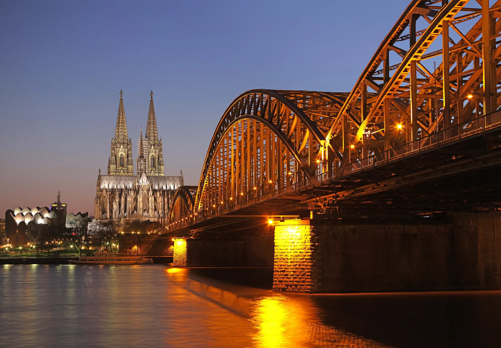 Hohenzollernbrücke und Kölner Dom – Dom TT Bau in Köln-Neubrück