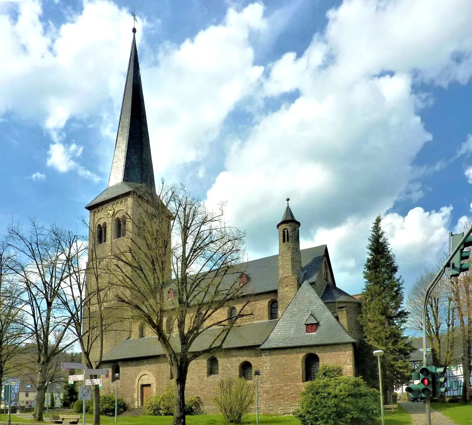 Kirche St. Walburga in Overath – Einsatzgebiet der Dom TT Bau