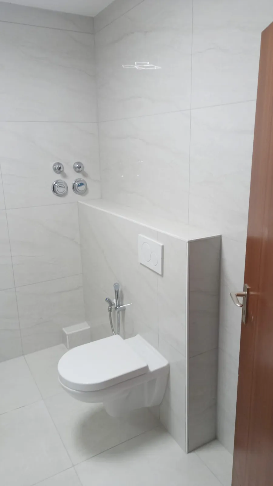 Fertig saniertes Badezimmer in Marmoroptik.