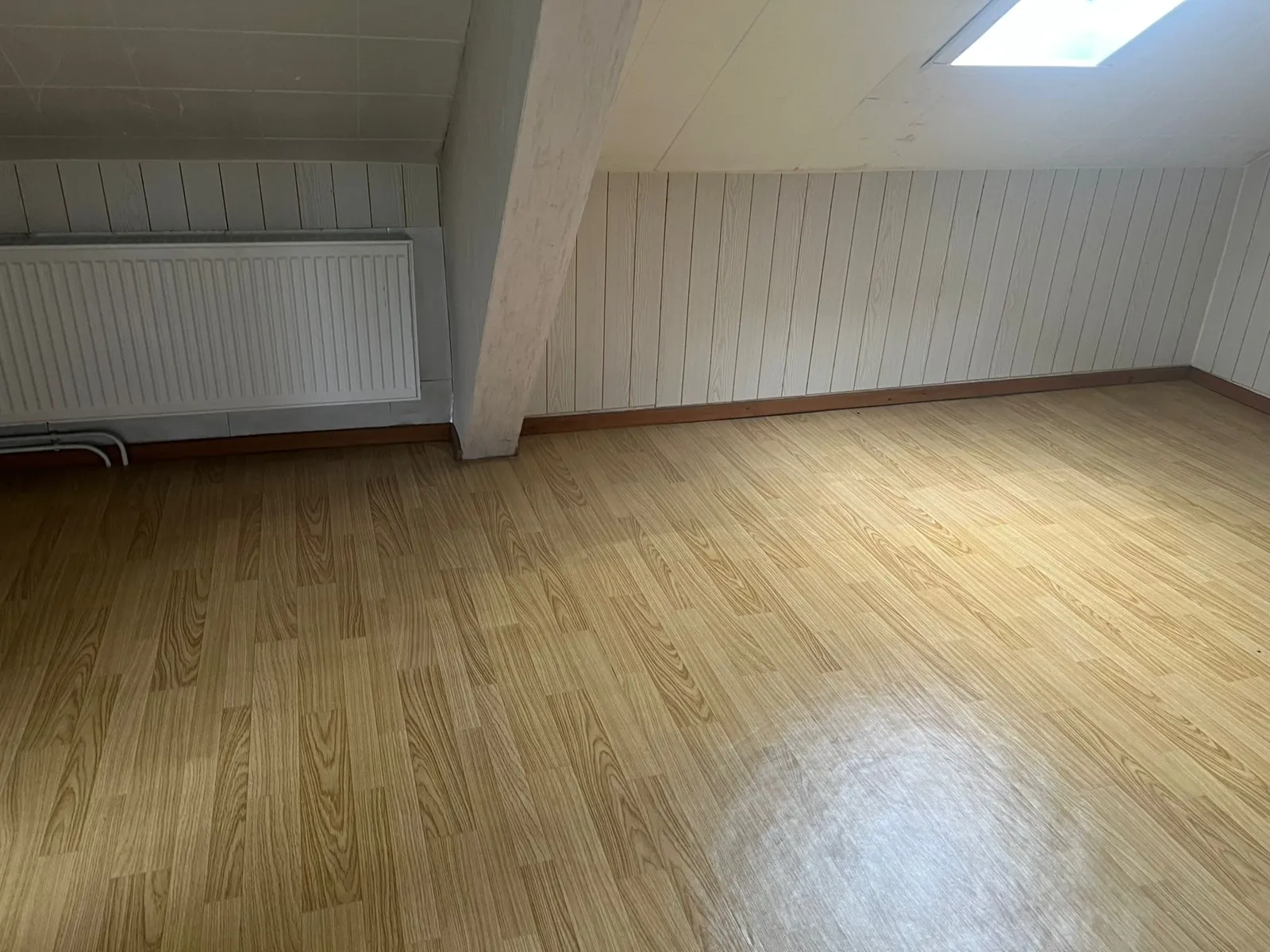 Fertig ausgebautes Dachgeschoss mit Holzboden.
