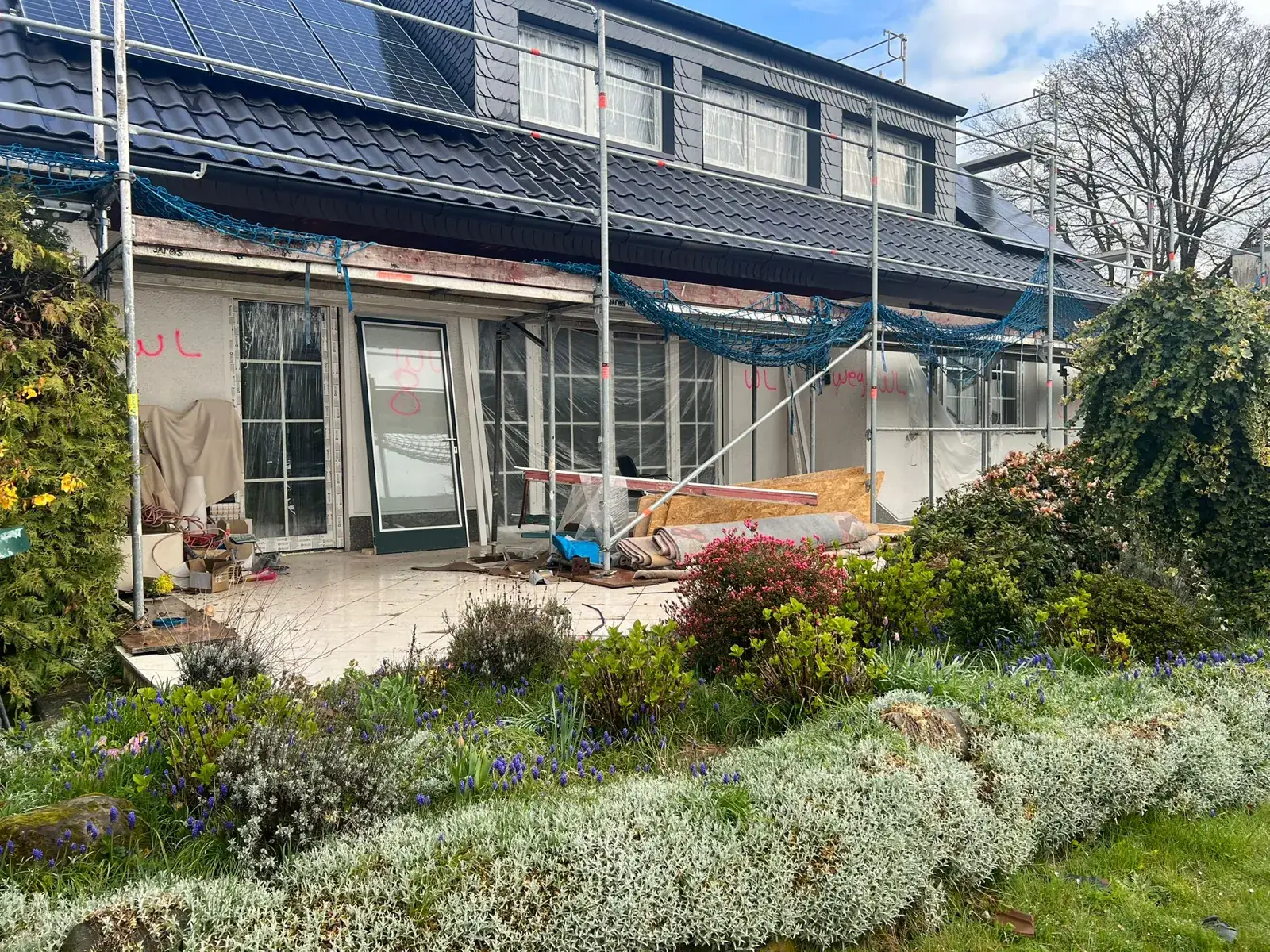 Einfamilienhaus mit Fassadenarbeiten und Photovoltaik in Köln.